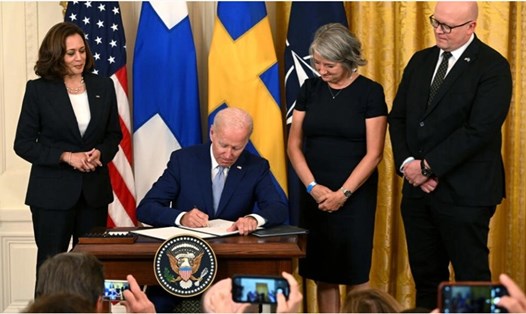 Tổng thống Joe Biden ký văn kiện phê chuẩn Phần Lan và Thụy Điển gia nhập NATO trước sự chứng kiến của Phó Tổng thống Kamala Harris và các Đại sứ Thụy Điển, Phần Lan. Ảnh: AFP
