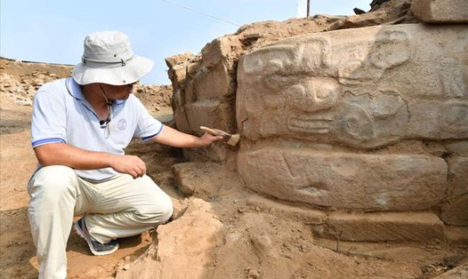 Giới khảo cổ Trung Quốc phát hiện chân dung vị vua khắc trên đá ở kim tự tháp cổ đại. Ảnh: SCMP