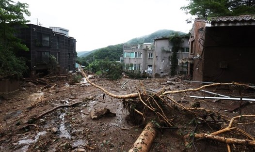 Sạt lở đất tại một làng ở Gwangju, Hàn Quốc. Ảnh chụp màn hình
