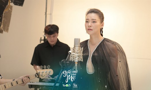 Bùi Lan Hương thể hiện ca khúc nhạc phim "Giấc mơ mẹ". Ảnh: NSX