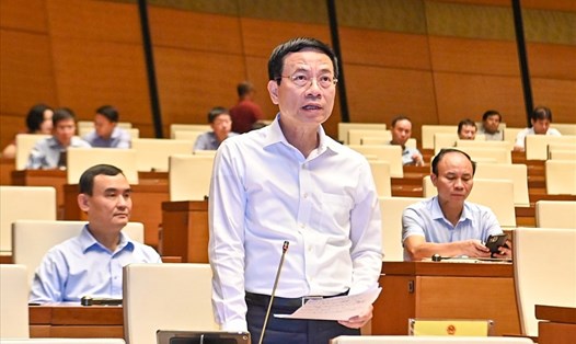 Bộ trưởng Bộ Thông tin và Truyền thông Nguyễn Mạnh Hùng trả lời tại phiên chất vấn. Ảnh: Hải Nguyễn