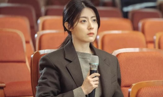 Tạo hình của Nam Ji Hyun trong vai phóng viên tin tức. Ảnh: Poster tvN.