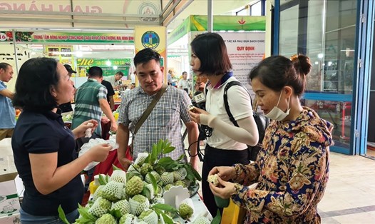 Na - trái cây đặc sản của Lạng Sơn thu hút người tiêu dùng. Ảnh: Vũ Long