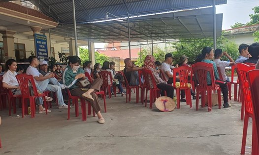 Tại nhà văn hóa xã Hồng Thái (An Dương, Hải Phòng), người dân ngồi nghe xét xử lưu động các đối tượng trong vụ chứa chấp, sử dụng ma túy ở quán karaoke Thiên Đường. Ảnh: MC