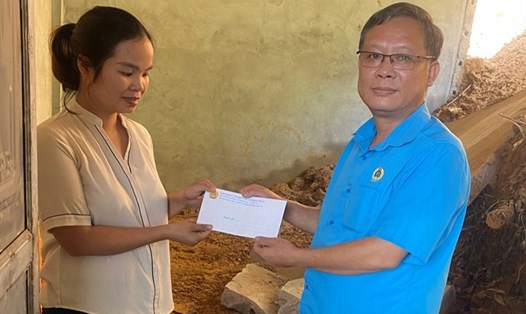 Lãnh đạo Liên đoàn Lao động huyện Đoan Hùng trao tiền hỗ trợ cho đoàn viên Nguyễn Thị Diệu Linh.