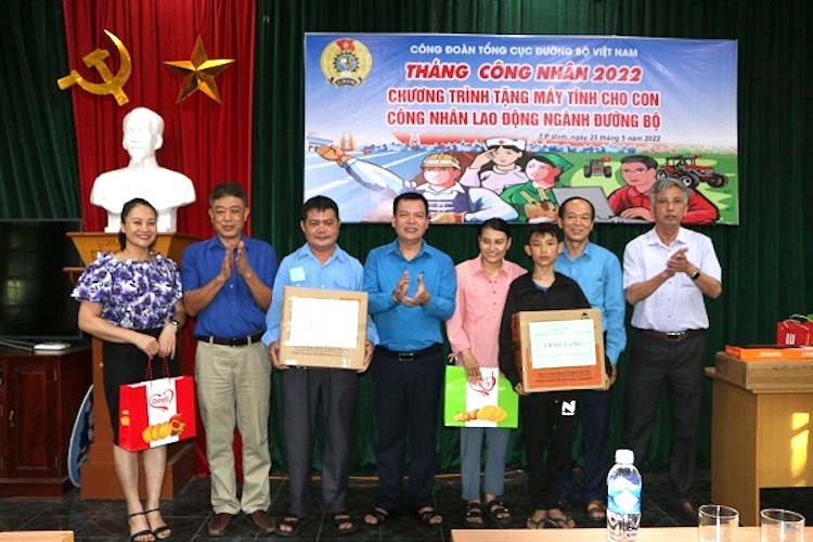 Lãnh đạo Công đoàn Tổng cục Đường bộ Việt Nam tặng quà đoàn viên, gia đình người lao động khó khăn. Ảnh: CĐGT