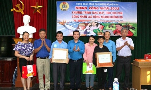 Lãnh đạo Công đoàn Tổng cục Đường bộ Việt Nam tặng quà đoàn viên, gia đình người lao động khó khăn. Ảnh: CĐGT