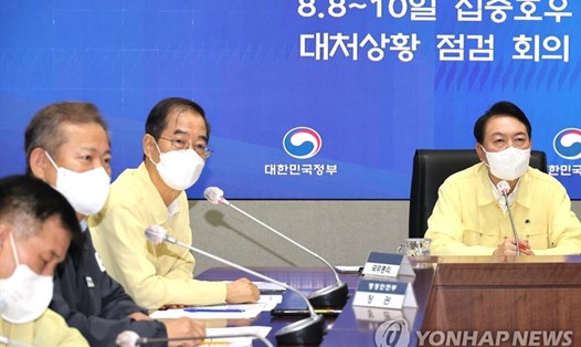 Tổng thống Hàn Quốc Yoon Suk-yeol (phải) chủ trì cuộc họp khẩn ngày 10.8.2022 để ứng phó mưa lũ. Ảnh: Yonhap