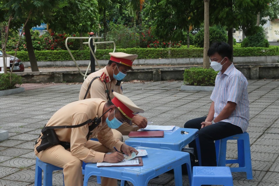 Lực lượng CSGT Hà Nội đã bắt và xử lý hàng loạt người vi phạm nồng độ cồn đang điểu khiển xe máy. Ảnh: Anh Vũ