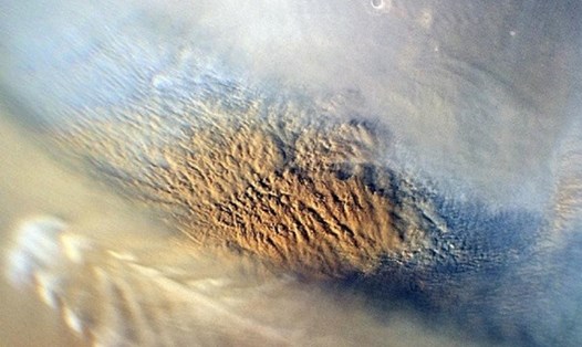 Cận cảnh một cơn bão bụi trên sao Hỏa được máy ảnh tàu thăm dò của NASA chụp vào ngày 7.11.2007. Ảnh: NASA