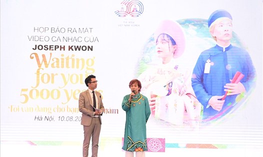 Joseph Kwon xúc động khi chia sẻ về sản phẩm âm nhạc mà anh tâm huyết thực hiện suốt 3 tháng.  Ảnh: NVCC
