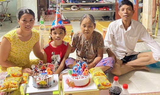 Chị Dung vui vẻ cùng gia đình trong bữa sinh nhật của con trai. Ảnh: NVCC.