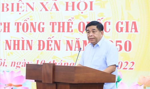 Bộ trưởng Bộ Kế hoạch và Đầu tư Nguyễn Chí Dũng phát biểu tại hội nghị. Ảnh: QV