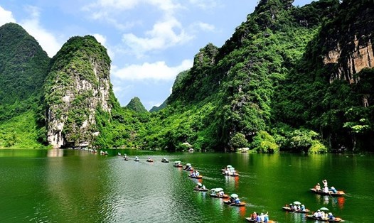 Lượng khách du lịch đến Ninh Bình trong tháng 7 tăng vọt. Ảnh: Vntrip