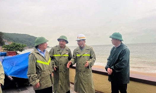 Đoàn công tác do Thứ trưởng Bộ Nông nghiệp và Phát triển nông thôn  Nguyễn Hoàng Hiệp dẫn đầu đã đến kiểm tra đê biển 1 ở Đồ Sơn - Hải Phòng. Ảnh: N.Hà