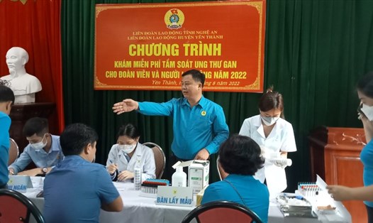 LĐLĐ huyện Yên Thành phối hợp với Công ty TNHH MEDLATEC Nghệ An tổ chức khám miễn phí tầm soát ung thư gan cho đoàn viên và người lao động. Ảnh: PH