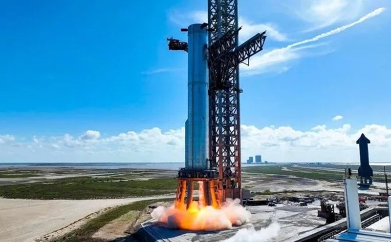 Tên lửa lớn nhất lịch sử nhân loại chuẩn bị chuyến bay đầu tiên