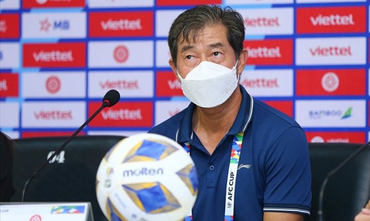 Huấn luyện viên Bae Jiwon dự họp báo sau trận thua Kuala Lumpur City. Ảnh: VTFC