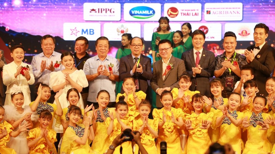 Ơn nghĩa sinh thành 2022 là bữa tiệc âm thanh, ánh sáng nhiều màu sắc cùng nhiều câu chuyện xúc động về tình cảm gia đình, mẫu tử. Ảnh: Minh Dân