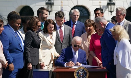 Tổng thống Mỹ Joe Biden ký Đạo luật Chip và Khoa học 2022, ngày 9.8 tại Nhà Trắng. Ảnh: AFP
