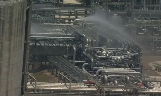 Nhà máy Freeport LNG ở Texas đóng cửa sau vụ cháy nổ ngày 8.6. Ảnh chụp màn hình
