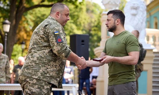 Tổng thống Ukraina Volodymyr Zelensky trao tặng phần thưởng nhà nước cho các quân nhân và thân nhân gia đình liệt sĩ. Ảnh: AFP