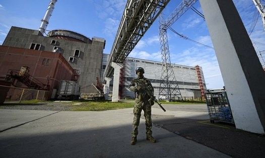 Quân nhân Nga đứng gác gần nhà máy điện hạt nhân Zaporizhzhia, đông nam Ukraina, ngày 1.5.2022. Ảnh: AP