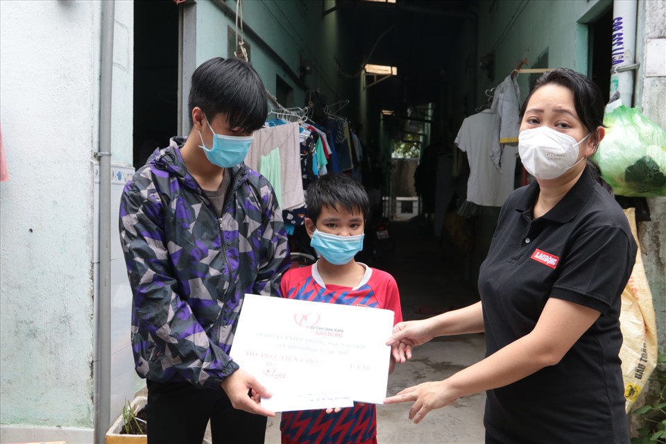 Báo Lao Động trao hỗ trợ cho trẻ em mồ côi cha, mẹ do COVID-19. Ảnh: Đình Trọng