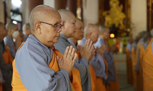 Lễ Vu Lan là một trong những ngày lễ lớn của Phật giáo, được tổ chức ở nhiều địa phương trong nước (Ảnh chụp tăng ni, Phật tử ở Tổ đình Từ Đàm).