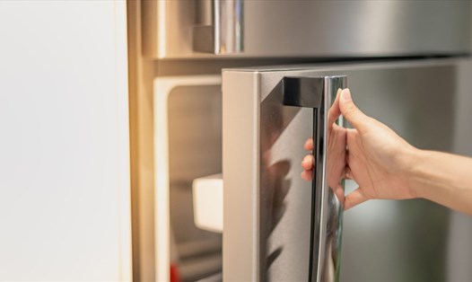 Tủ lạnh cần được đóng chặt nhằm tránh gây hư hỏng thiết bị. Ảnh: Xinhua