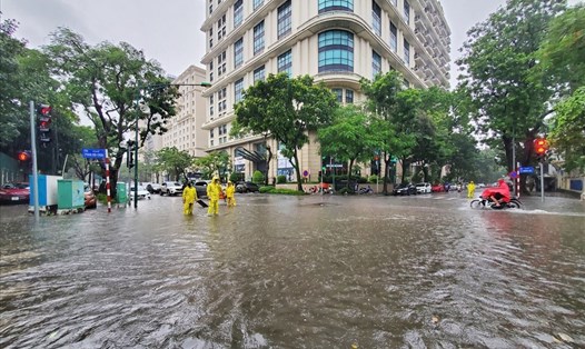 Ngập úng cục bộ do mưa lớn ở Hà Nội.