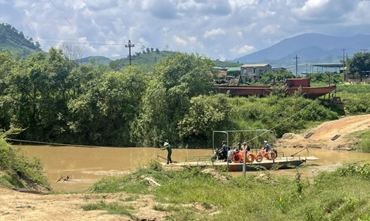 Hơn 40 năm nay, người dân ở xã Vụ Bổn và Hòa Phong vẫn mong chờ có dự án xây dựng một cây cầu vượt sông Krông Bông. Ảnh: Phan Tuấn