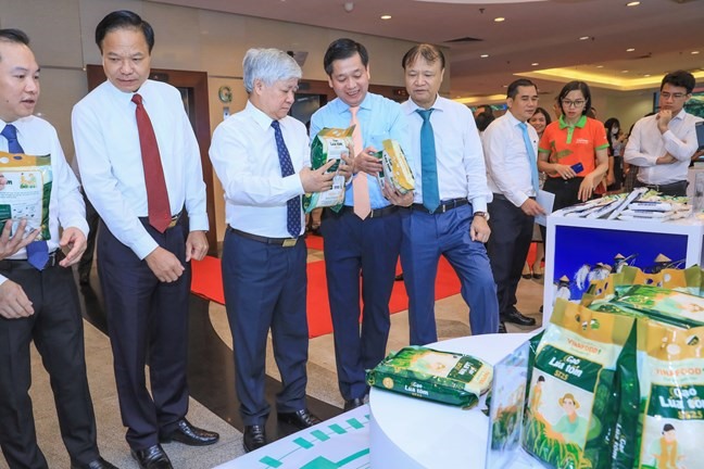 Chủ tịch UBTƯ MTTQ Việt Nam Đỗ Văn Chiến tham quan gian trưng bày, giới thiệu sản phẩm dịch vụ của Tổng Công ty lương thực miền Bắc. Ảnh: Phạm Đông