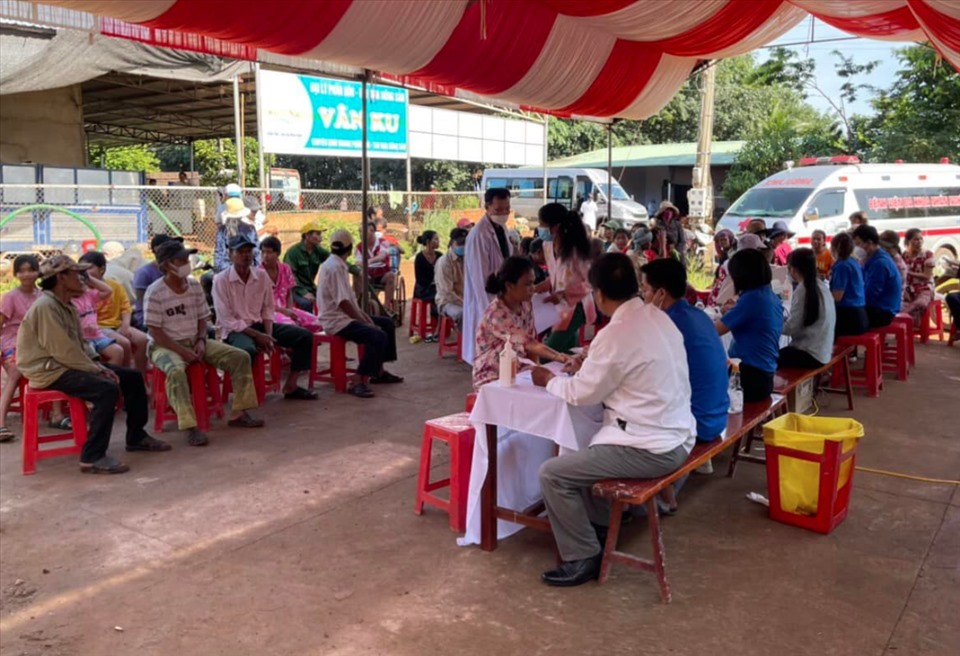 Học viện Quân y khám bệnh, cấp phát thuốc miễn phí cho đồng bào dân tộc thiểu số có hoàn cảnh khó khăn của xã Phú Riềng, huyện Phú Riềng, tỉnh Bình Phước. Ảnh: Song Minh