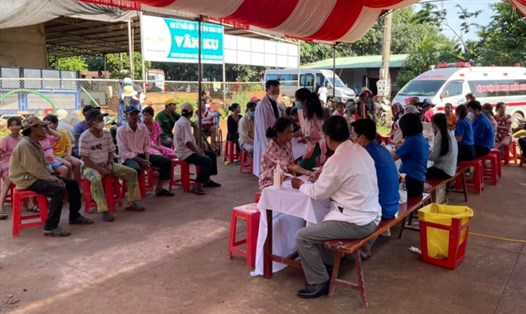 Học viện Quân y khám bệnh, cấp phát thuốc miễn phí cho đồng bào dân tộc thiểu số có hoàn cảnh khó khăn của xã Phú Riềng, huyện Phú Riềng, tỉnh Bình Phước. Ảnh: Song Minh
