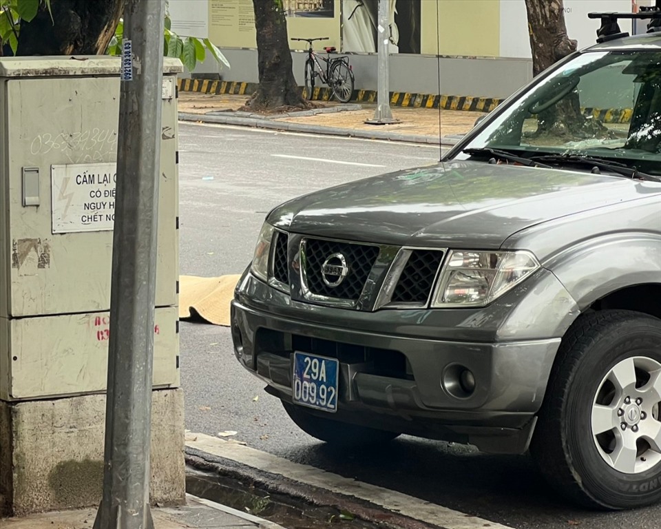 Xe lực lượng chức năng chặn ngay trước thi thể người phụ nữ bị sát hại. Ảnh: H.Nam