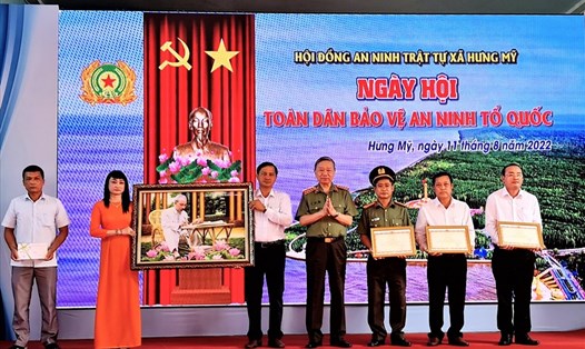 Bộ trưởng Bộ Công an Tô Lâm tặng bằng khen cho các đơn vị, cá nhân có thành tích trong phong trào bảo vệ an ninh tổ quốc. Ảnh: Nhật Hồ