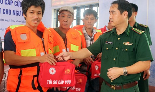 Trao tặng túi Sơ cấp cứu cho các chủ tàu thuyền xã Phú Thuận.