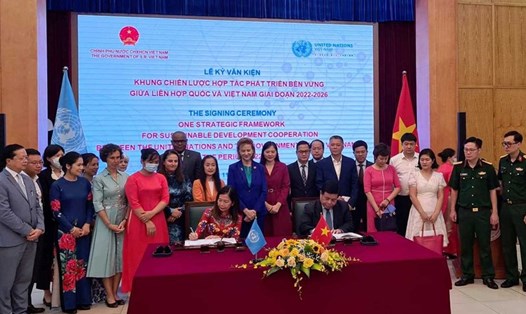 Quang cảnh ký kết Văn kiện khung chiến lược hợp tác phát triển bền vững giữa Liên Hợp Quốc và Việt Nam giai đoạn 2022-2026. Ảnh: Vũ Long