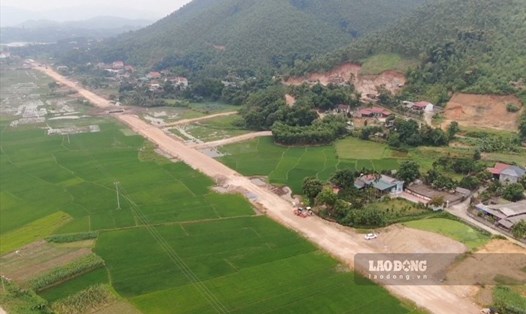 Đất tặc - hoạt động khai thác đất trái phép phục vụ san lấp dự án có giá trị hơn 164 tỉ đồng của huyện Thanh Thủy. Ảnh: Anh Tâm.