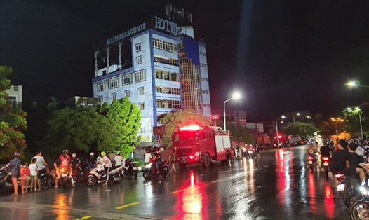 Khách sạn Hải Yến đột nhiên bị sập 1 khối nhà phía sau lúc 22h30 đêm ngày 11.8 khiến nhiều nhà xung quanh lo sợ. Ảnh: MC