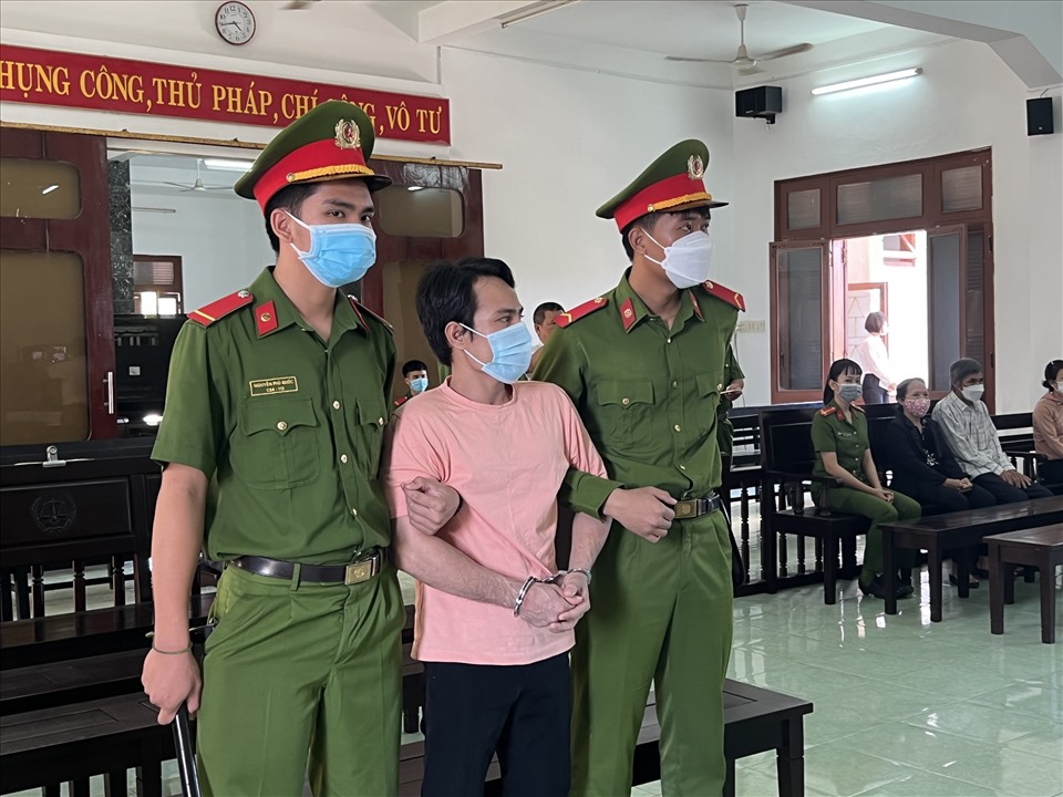 Bị cáo Đoàn Minh Hải được dẫn giải vào phiên tòa.