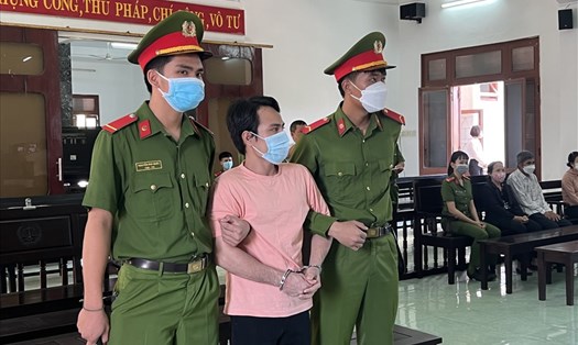 Bị cáo Đoàn Minh Hải được dẫn giải vào phiên tòa.