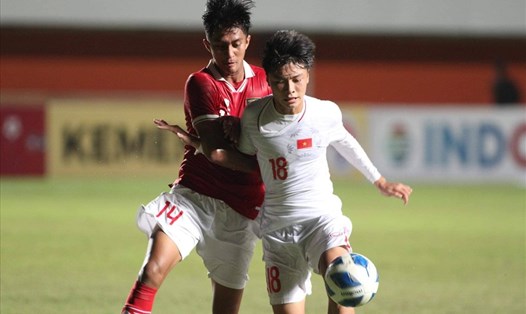 U16 Việt Nam (áo trắng) phải đối mặt với nhiều áp lực hơn nữa khi gặp lại U16 Indonesia ở chung kết. Ảnh: VFF