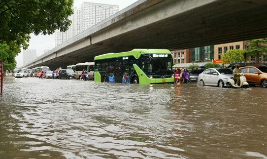 Phương tiện xếp hàng dài do các tuyến đường bị ngập sâu và ùn tắc sau những trận mưa lớn ở Hà Nội.