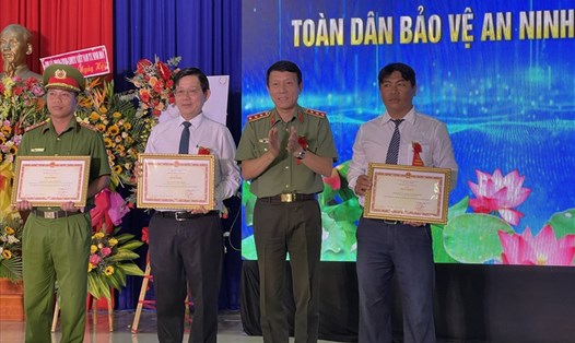 Thượng tướng Lương Tam Quang tặng bằng khen cho các cá nhân xuất sắc trong phong trào toàn dân bảo vệ tổ quốc.