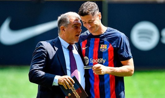 Chủ tịch Joan Laporta vẫn lạc quan, nhưng Robert Lewandowski thì chưa được đăng ký danh sách tại La Liga. Ảnh: FC Barcelona