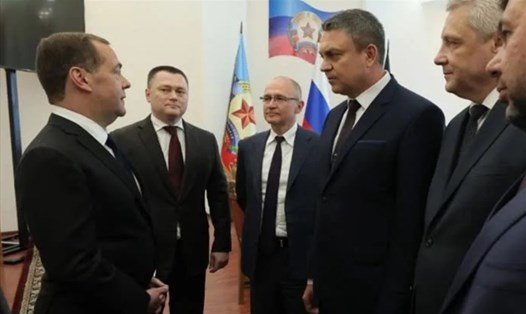 Phó Chủ tịch Hội đồng An ninh Nga Dmitry Medvedev (trái) gặp các quan chức LRP và DPR ở miền đông Ukraina hôm 11.8. Ảnh: Telegram/Dmitry Medvedev