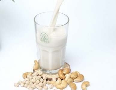 Uống 1 ly sữa hạt vào buổi chiều sẽ giúp cơ thể có thêm năng lượng. Ảnh: ST