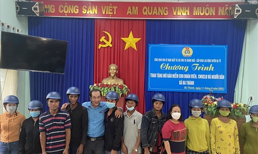 Liên đoàn Lao động tỉnh Quảng Ngãi tặng mũ bảo hiểm cho người lao động. Ảnh: Xuân Quang